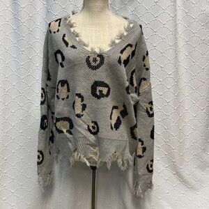 Runway SZ 2X Gray cream Leopard Print V-Neck Sweater eyelash hem soft stretch‎